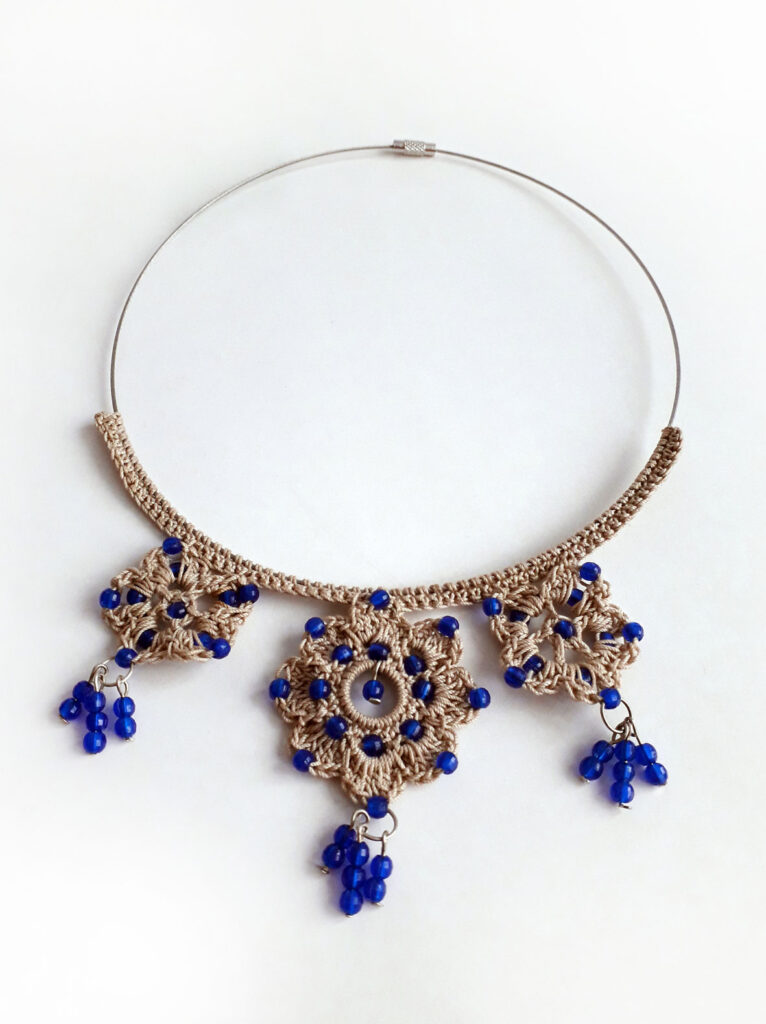 Collar Tiara estrellas azules, tejido a mano